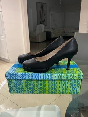 Classic Black Platform Pumps/ high heels- Women's size 8.5